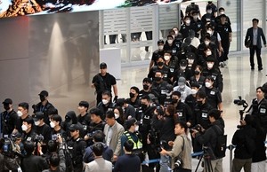 The handcuffed generation 수갑 찬 세대