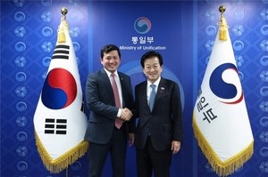 Unification minister meets US envoy, stresses bilateral cooperation in resuming US-NK dialogue