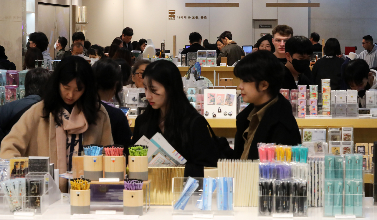Vsitors browse items at the official shop inside the National Museum of Korea in Yongsan-gu, Seoul, Nov. 4. (Newsis)