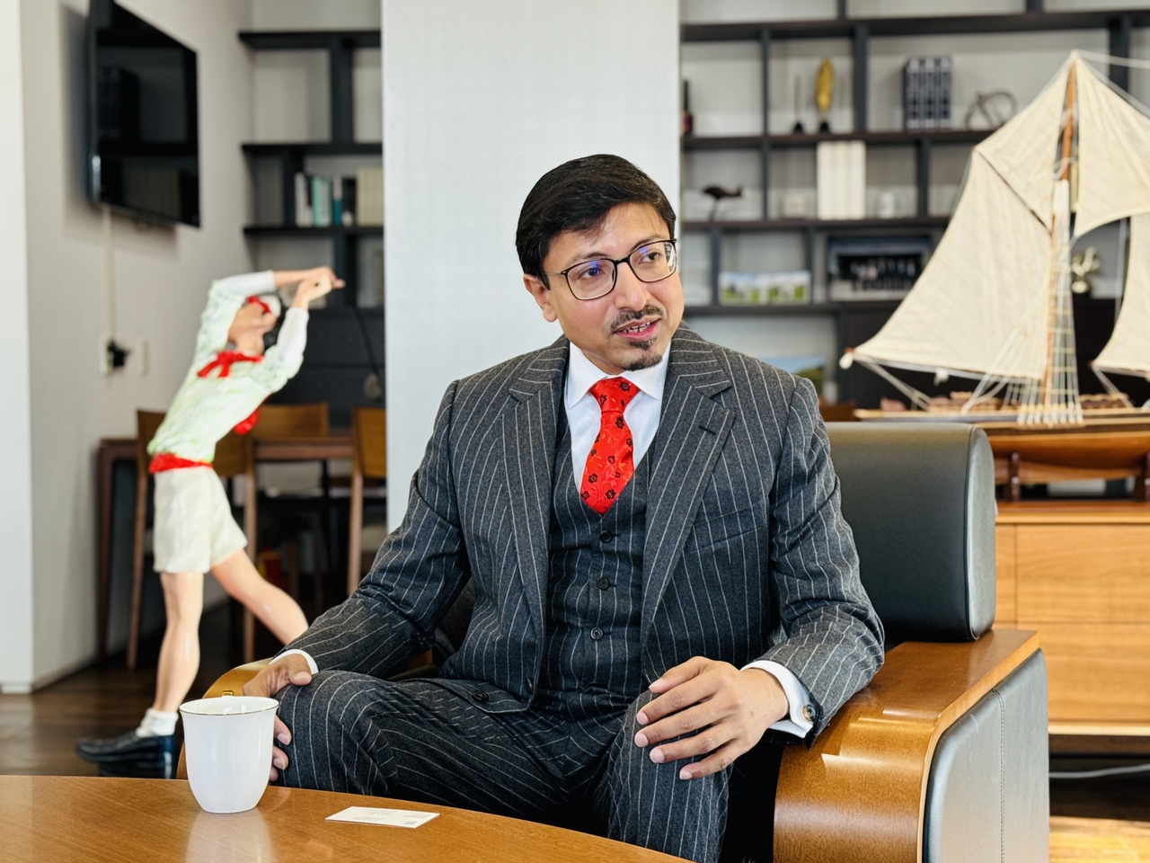 Newly appointed Indian Ambassador to South Korea Gourangalal Das (right) speaks with Herald Media Group CEO Choi Jin-young (not pictured) during a courtesy visit to Herald Corp. headquarters in central Seoul on Wednesday. (Sanjay Kumar/The Korea Herald)