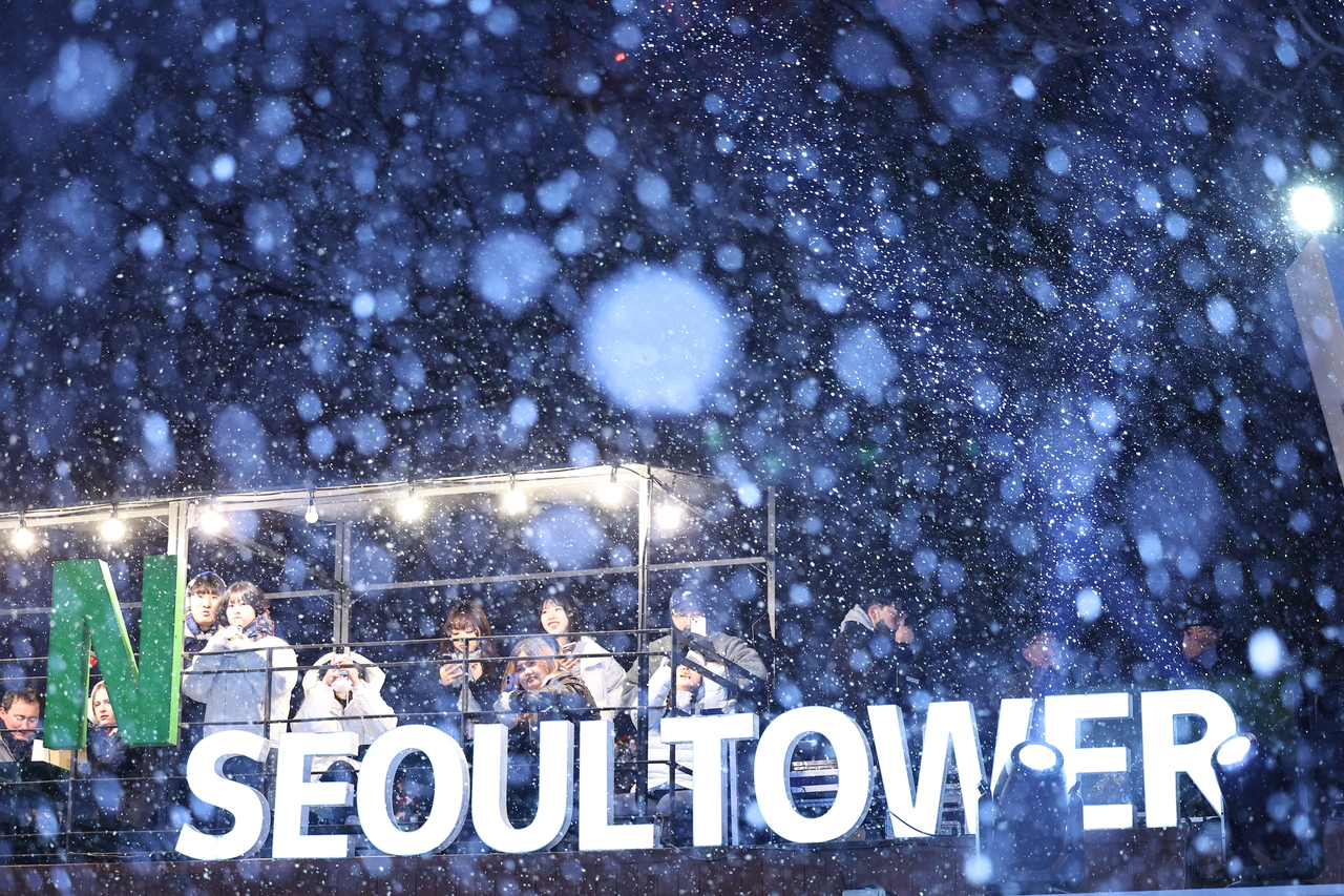 Snow falls on Thursday at the N Seoul Tower in Yongsan-gu, Seoul. (Newsis)