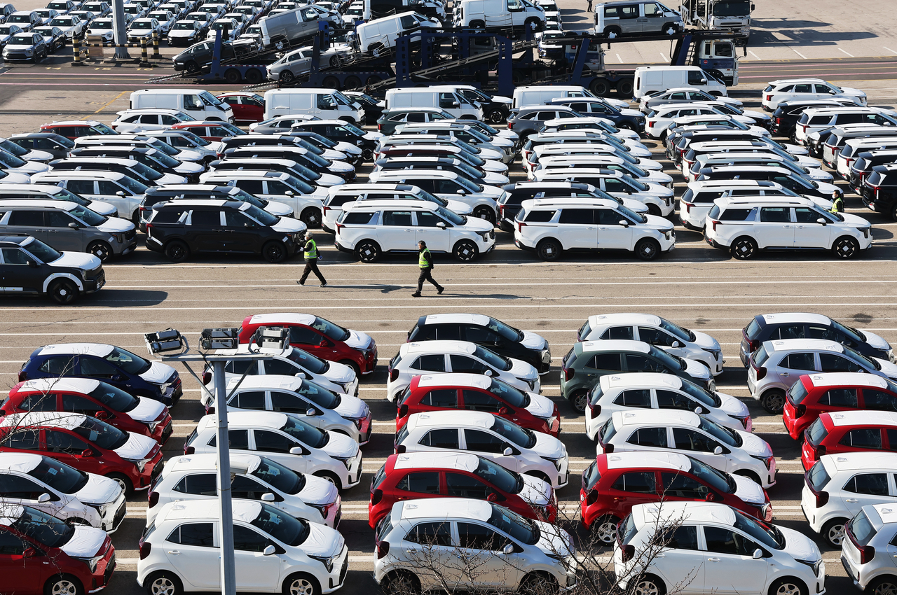 Cars waiting to be exported are lined up at Pyeongtaek Port in Gyeonggi Province on Monday. (Yonhap)