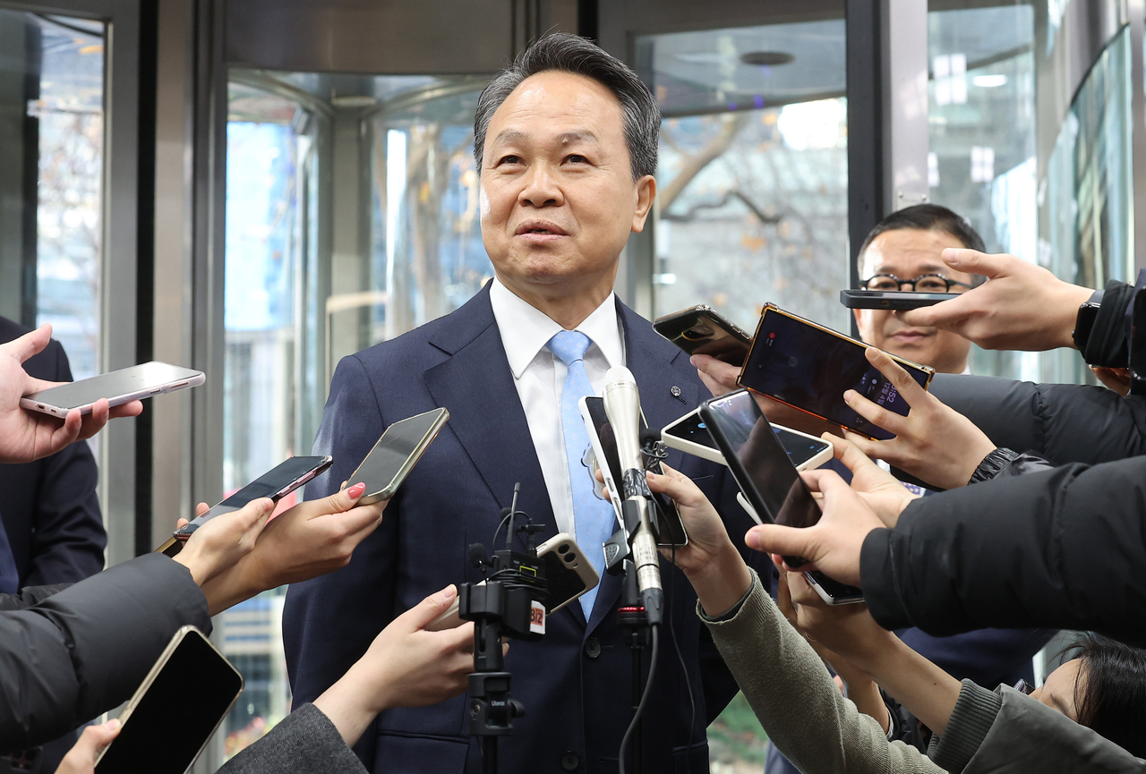 Shinhan Financial Group Chair Jin Ok-dong attends his final interview for the chairperson selection at the group’s headquarters in central Seoul, Thursday. (Yonhap)