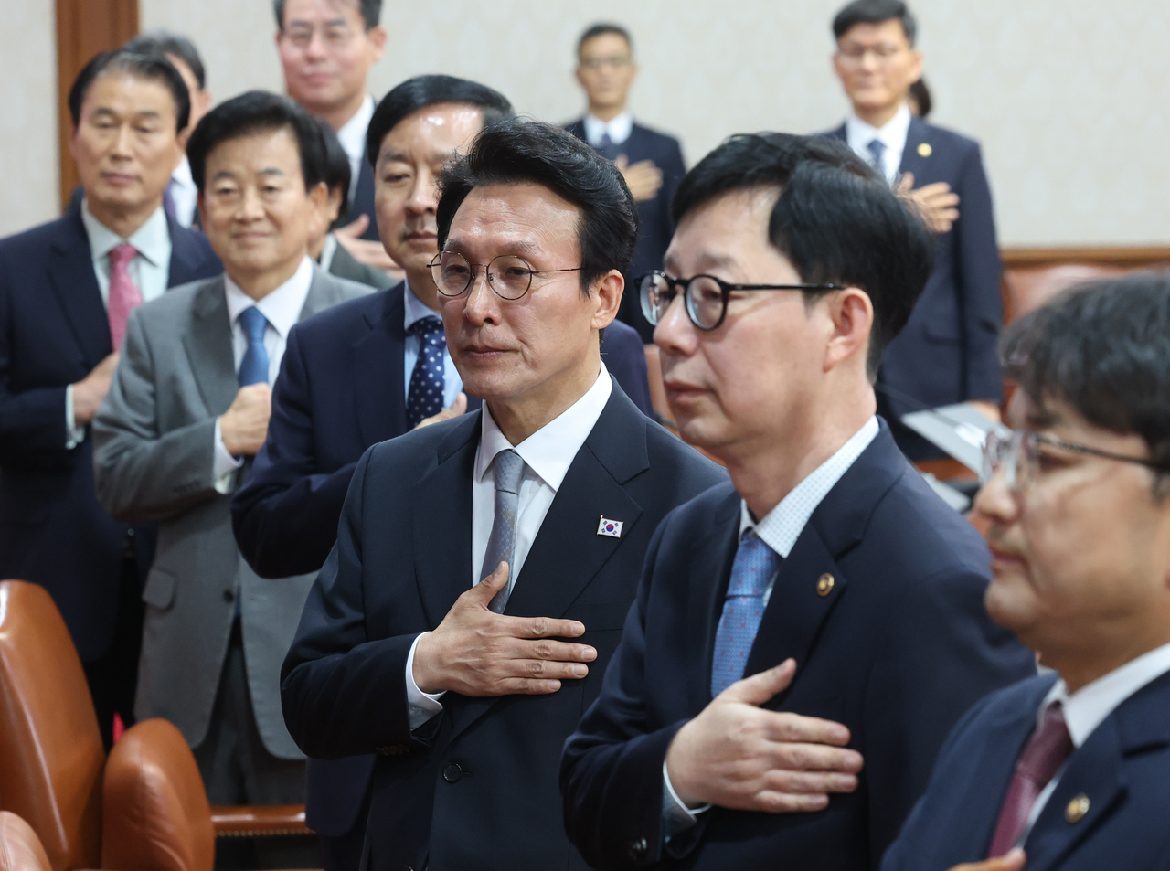 Prime Minister Kim Min-seok (center) salutes the national flag along with other Cabinet members during a cabinet meeting at the Seoul Government Complex on Nov. 18. (Yonhap)