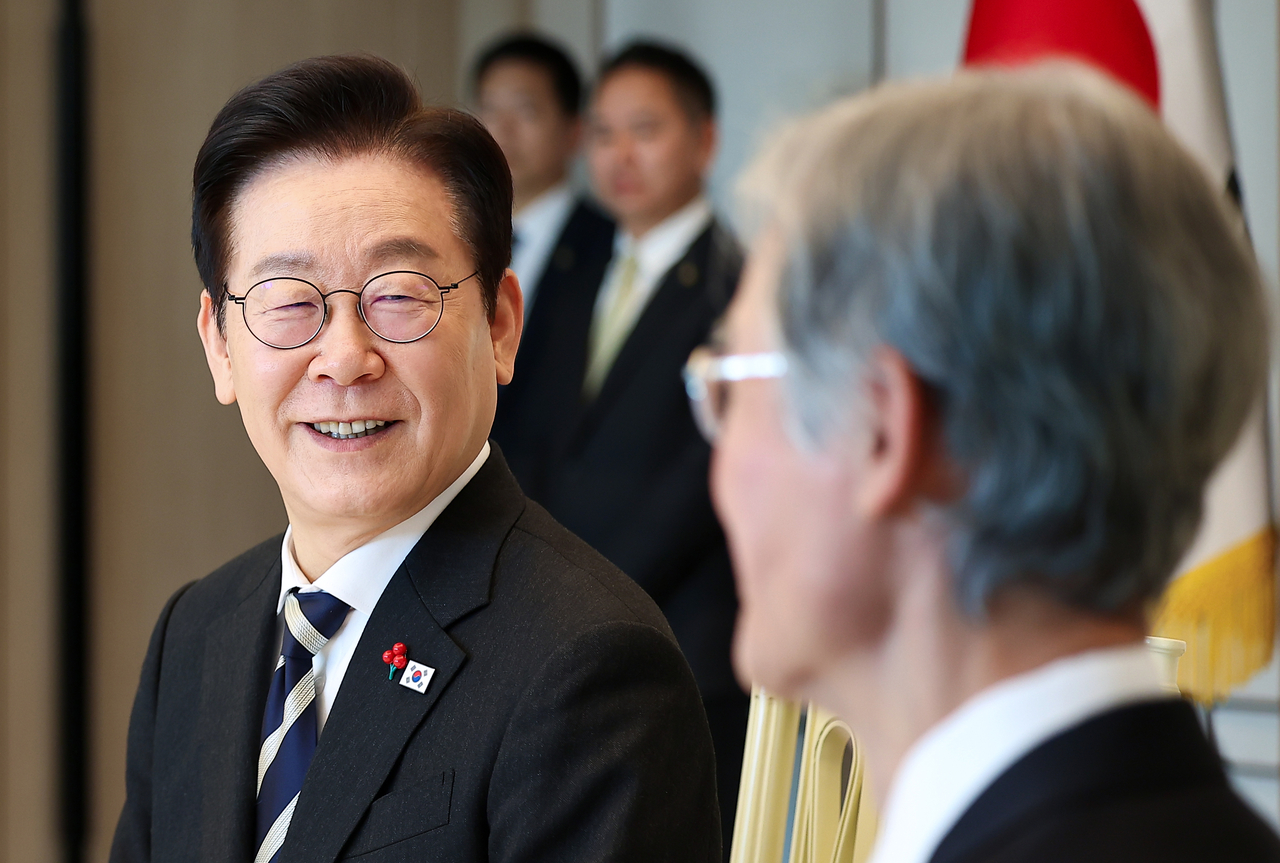 President Lee Jae Myung (left) is seen with Supreme Court Chief Justice Jo Hee-de (right) in a lunch meeting of Lee and leaders of constitutional institutions of South Korea in the presidential office in Seoul Wednesday. (Yonhap)