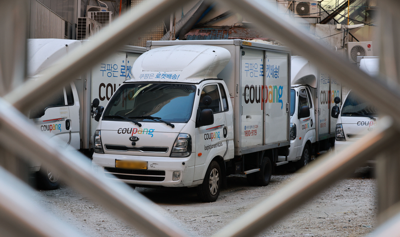 A truck is parked outside a logistics center in central Seoul on Thursday, following a nationwide information breach of over 33 million users of Coupang. (Yonhap)