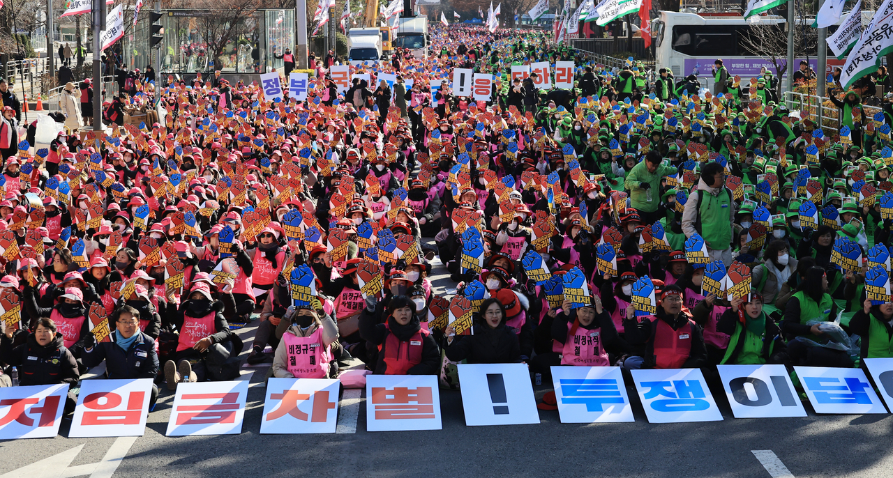 Members of the National School Irregular Workers’ Union Coalition hold a rally in front of the National Assembly in Seoul’s Yeouido district on Thursday. (Yonhap)