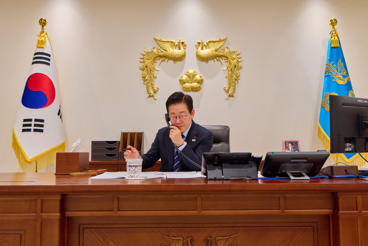 President Lee Jae Myung holds his first phone talks with Romanian President Nicusor Dan at the presidential office in Yongsan, Seoul, on Thursday. (Yonhap)