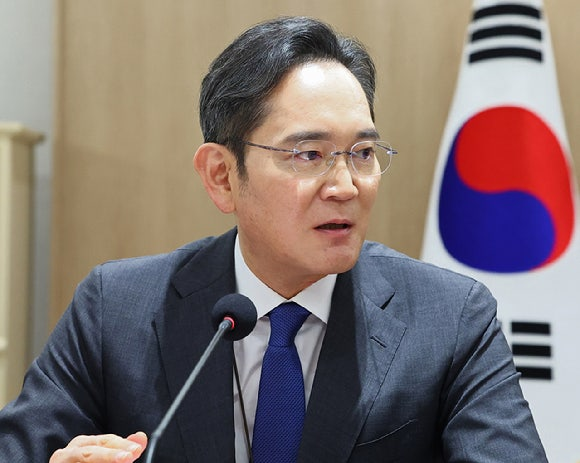 Samsung Electronics Chairman Lee Jae-yong speaks during a meeting with South Korean President Lee Jae Myung at the presidential office in Seoul on Sunday. (Yonhap)